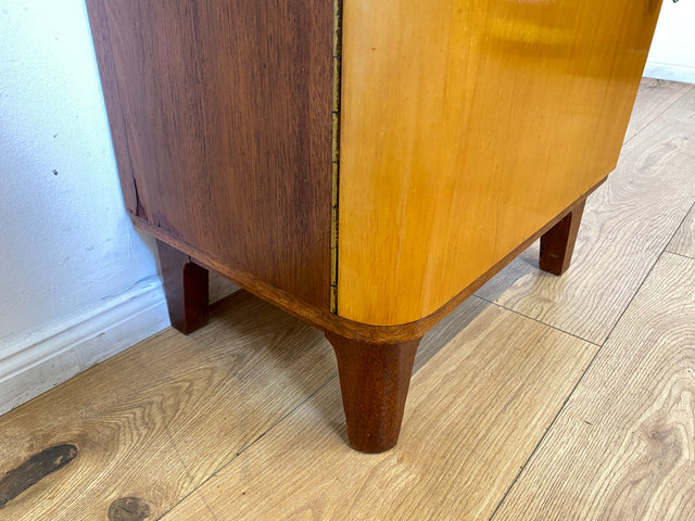 WMK I 1/2 Formschöner Mid-Century Nachttisch aus vollem Holz mit Schubladen & Messinggriff