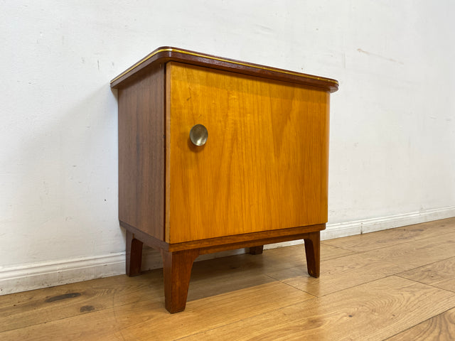 WMK I 1/2 Formschöner Mid-Century Nachttisch aus vollem Holz mit Schubladen & Messinggriff