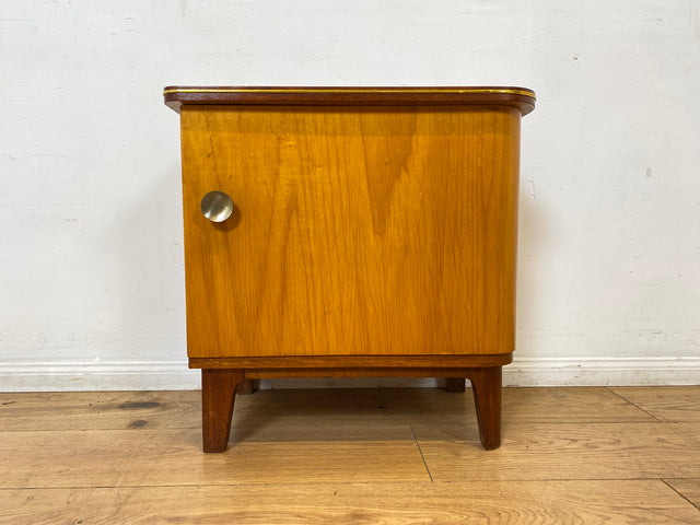 WMK I 1/2 Formschöner Mid-Century Nachttisch aus vollem Holz mit Schubladen & Messinggriff