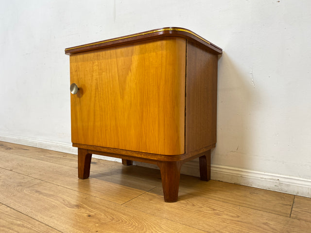 WMK I 1/2 Formschöner Mid-Century Nachttisch aus vollem Holz mit Schubladen & Messinggriff
