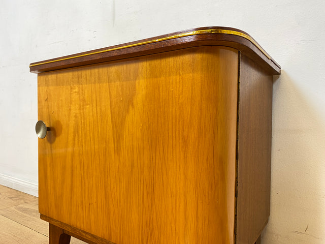 WMK I 1/2 Formschöner Mid-Century Nachttisch aus vollem Holz mit Schubladen & Messinggriff
