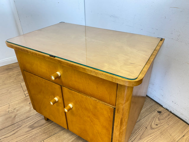WMK I 1/2 Stilvoller Mid-Century Nachttisch mit Schubladen, Glasauflage und Originalgriffen