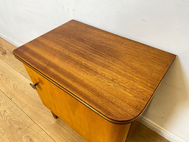 WMK I 1/2 Formschöner Mid-Century Nachttisch aus vollem Holz mit Schubladen & Messinggriff