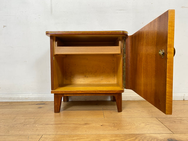 WMK I 1/2 Formschöner Mid-Century Nachttisch aus vollem Holz mit Schubladen & Messinggriff