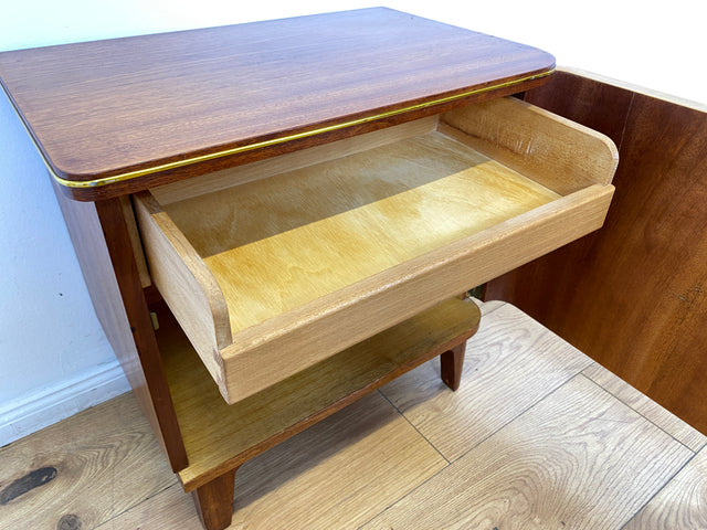 WMK I 1/2 Formschöner Mid-Century Nachttisch aus vollem Holz mit Schubladen & Messinggriff