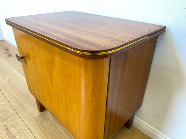 WMK I 1/2 Formschöner Mid-Century Nachttisch aus vollem Holz mit Schubladen & Messinggriff