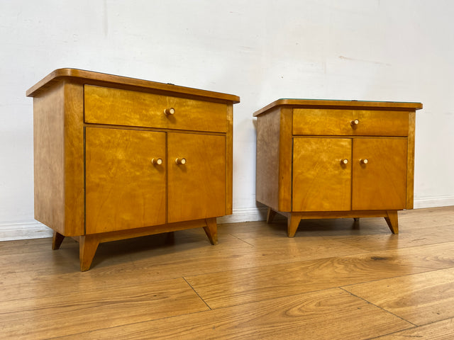 WMK I 1/2 Stilvoller Mid-Century Nachttisch mit Schubladen, Glasauflage und Originalgriffen