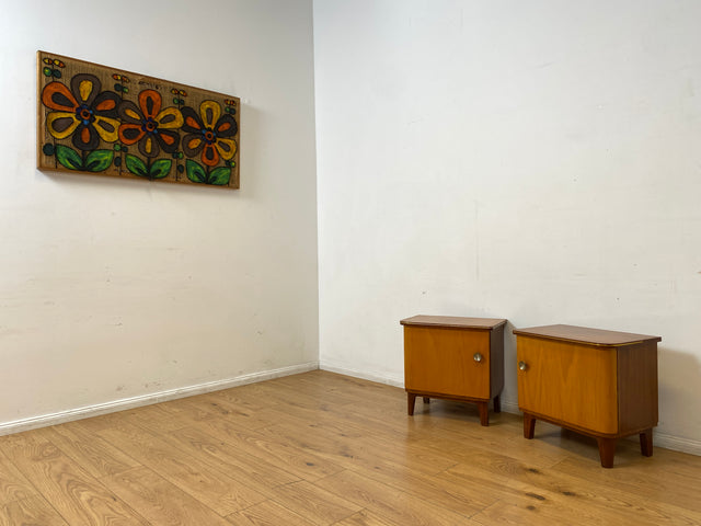 WMK I 1/2 Formschöner Mid-Century Nachttisch aus vollem Holz mit Schubladen & Messinggriff