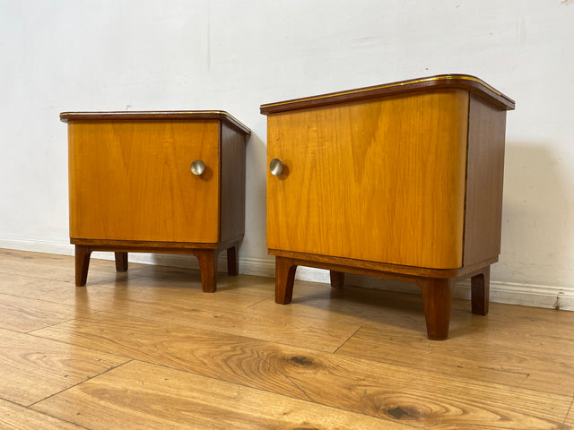 WMK I 1/2 Formschöner Mid-Century Nachttisch aus vollem Holz mit Schubladen & Messinggriff
