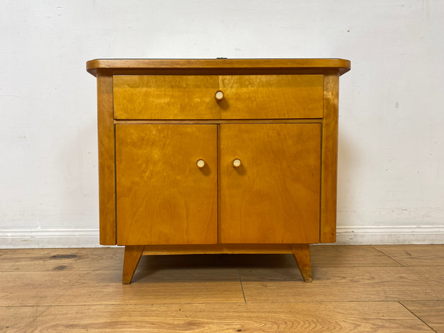 WMK I 1/2 Stilvoller Mid-Century Nachttisch mit Schubladen, Glasauflage und Originalgriffen