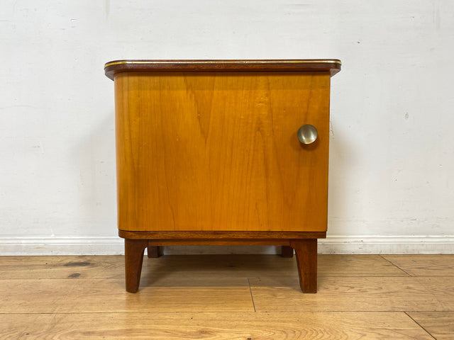 WMK I 1/2 Formschöner Mid-Century Nachttisch aus vollem Holz mit Schubladen & Messinggriff
