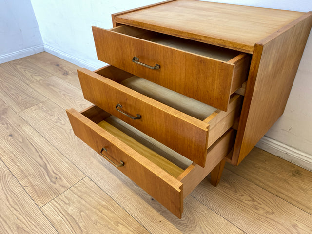 WMK I Hübscher, großer und heller Mid-Century Nachttisch mit Schubladen und Messinggriffen