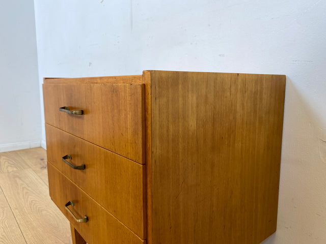 WMK I Hübscher, großer und heller Mid-Century Nachttisch mit Schubladen und Messinggriffen