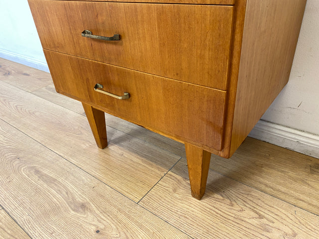 WMK I Hübscher, großer und heller Mid-Century Nachttisch mit Schubladen und Messinggriffen