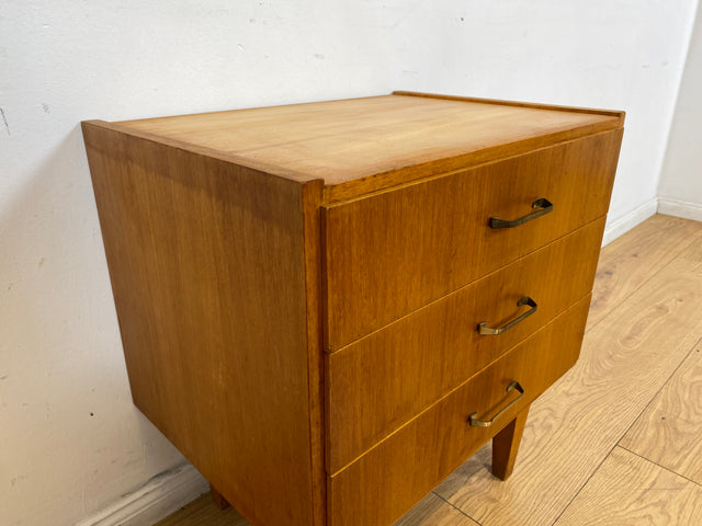 WMK I Hübscher, großer und heller Mid-Century Nachttisch mit Schubladen und Messinggriffen