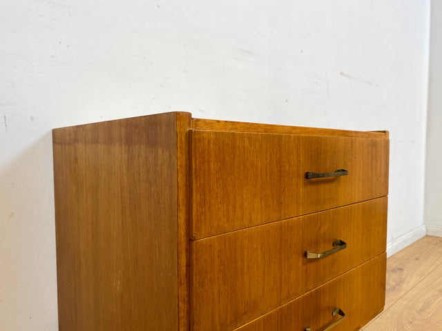 WMK I Hübscher, großer und heller Mid-Century Nachttisch mit Schubladen und Messinggriffen