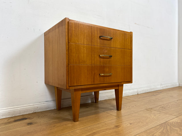 WMK I Hübscher, großer und heller Mid-Century Nachttisch mit Schubladen und Messinggriffen