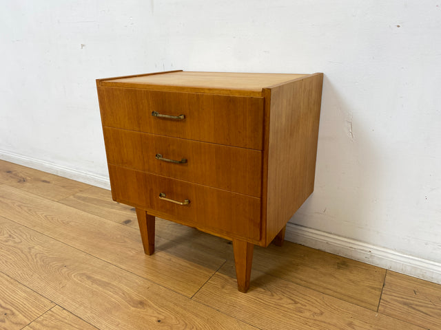 WMK I Hübscher, großer und heller Mid-Century Nachttisch mit Schubladen und Messinggriffen