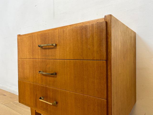 WMK I Hübscher, großer und heller Mid-Century Nachttisch mit Schubladen und Messinggriffen