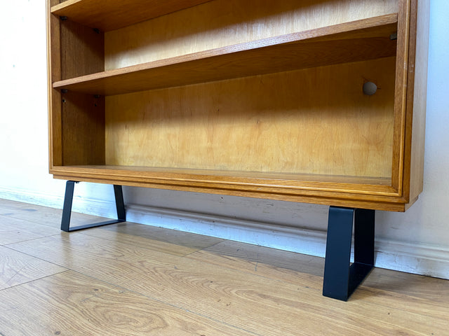 Minimalistisches Mid-Century Regal , Vollholz, mit verstellb. Regalböden & neuen Metallfüßen