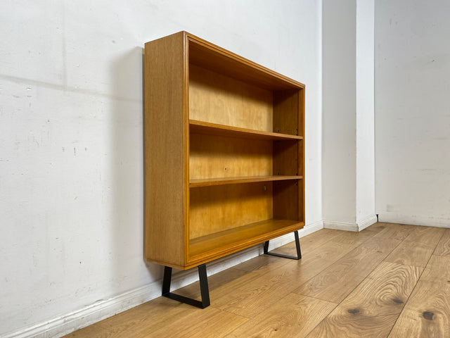 Minimalistisches Mid-Century Regal , Vollholz, mit verstellb. Regalböden & neuen Metallfüßen
