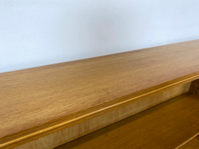 Minimalistisches Mid-Century Regal , Vollholz, mit verstellb. Regalböden & neuen Metallfüßen