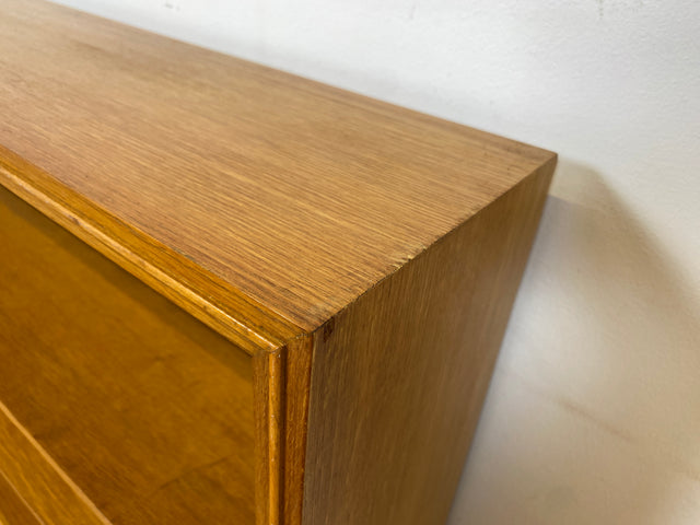 Minimalistisches Mid-Century Regal , Vollholz, mit verstellb. Regalböden & neuen Metallfüßen
