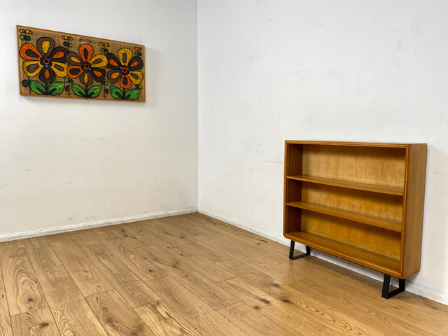 Minimalistisches Mid-Century Regal , Vollholz, mit verstellb. Regalböden & neuen Metallfüßen