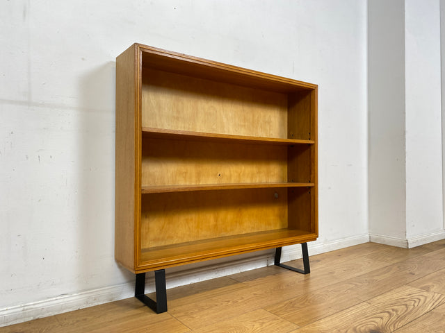 Minimalistisches Mid-Century Regal , Vollholz, mit verstellb. Regalböden & neuen Metallfüßen
