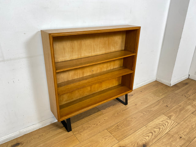 Minimalistisches Mid-Century Regal , Vollholz, mit verstellb. Regalböden & neuen Metallfüßen