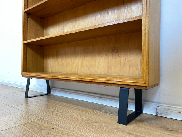 Gut erhaltenes Mid-Century Regal , Vollholz, mit verstellb. Regalböden & neuen Metallfüßen I Holzregal Bücherregal Bücherschrank Küchenregal Regalwand Vintage Retro 60er I