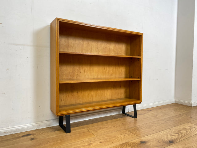 Gut erhaltenes Mid-Century Regal , Vollholz, mit verstellb. Regalböden & neuen Metallfüßen I Holzregal Bücherregal Bücherschrank Küchenregal Regalwand Vintage Retro 60er I