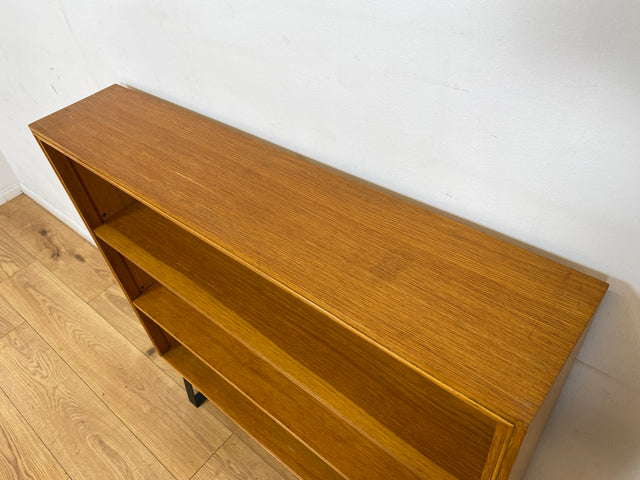 Gut erhaltenes Mid-Century Regal , Vollholz, mit verstellb. Regalböden & neuen Metallfüßen I Holzregal Bücherregal Bücherschrank Küchenregal Regalwand Vintage Retro 60er I