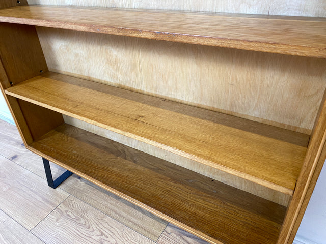 Hochwertiges Mid-Century Regal aus vollem Holz mit verstellb. Regalböden & neuen Metallfüßen