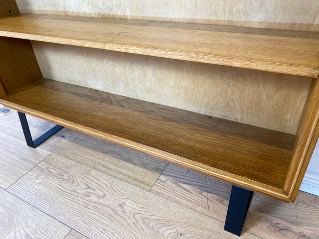 Hochwertiges Mid-Century Regal aus vollem Holz mit verstellb. Regalböden & neuen Metallfüßen