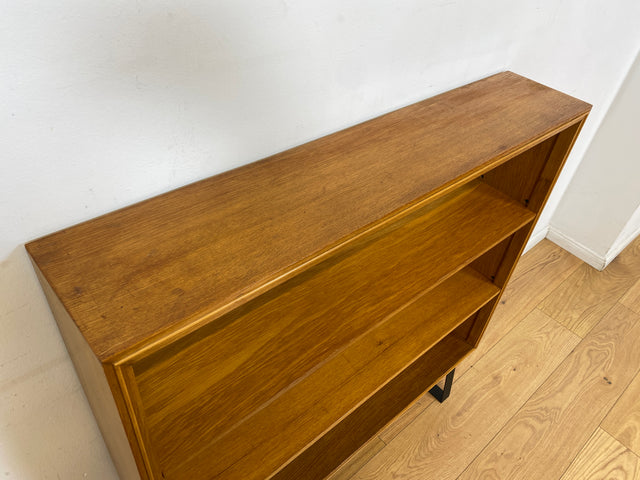 Hochwertiges Mid-Century Regal aus vollem Holz mit verstellb. Regalböden & neuen Metallfüßen