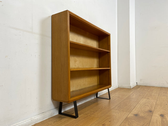 Hochwertiges Mid-Century Regal aus vollem Holz mit verstellb. Regalböden & neuen Metallfüßen