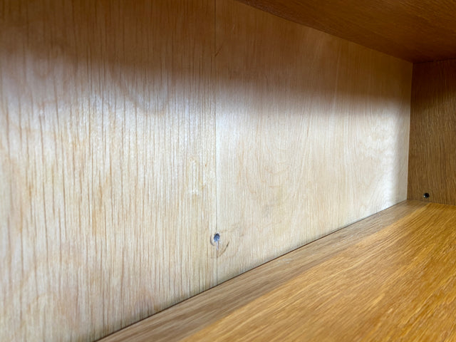 Hochwertiges Mid-Century Regal aus vollem Holz mit verstellb. Regalböden & neuen Metallfüßen