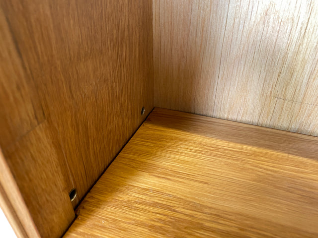 Hochwertiges Mid-Century Regal aus vollem Holz mit verstellb. Regalböden & neuen Metallfüßen
