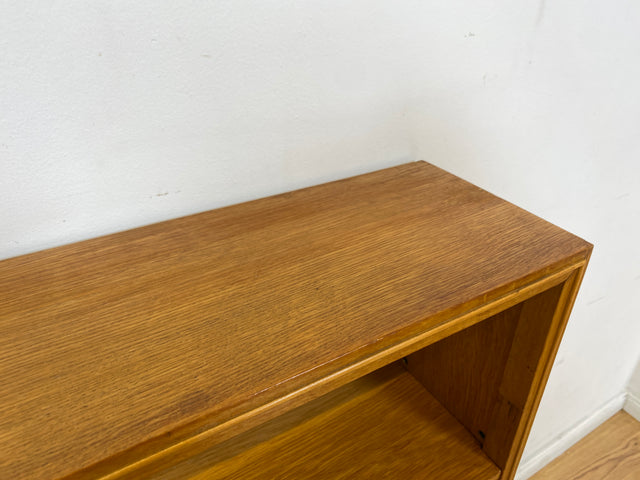 Hochwertiges Mid-Century Regal aus vollem Holz mit verstellb. Regalböden & neuen Metallfüßen