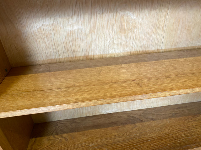Hochwertiges Mid-Century Regal aus vollem Holz mit verstellb. Regalböden & neuen Metallfüßen