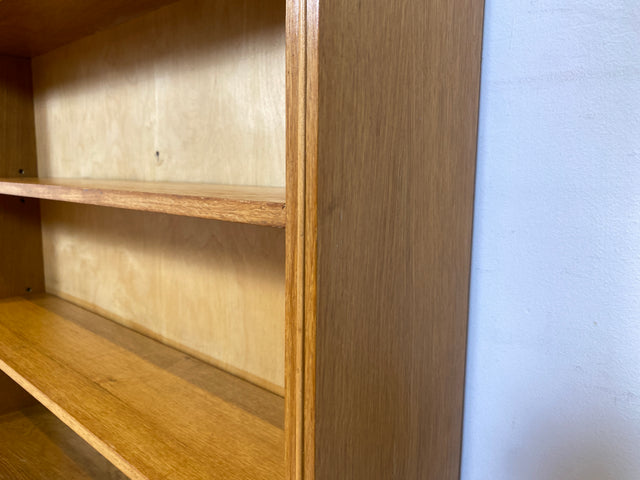 Hochwertiges Mid-Century Regal aus vollem Holz mit verstellb. Regalböden & neuen Metallfüßen