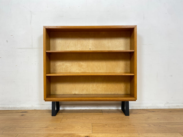 Hochwertiges Mid-Century Regal aus vollem Holz mit verstellb. Regalböden & neuen Metallfüßen
