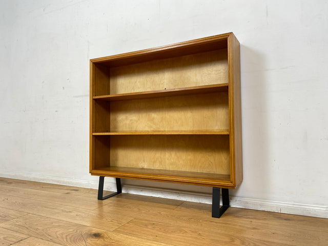 Hochwertiges Mid-Century Regal aus vollem Holz mit verstellb. Regalböden & neuen Metallfüßen