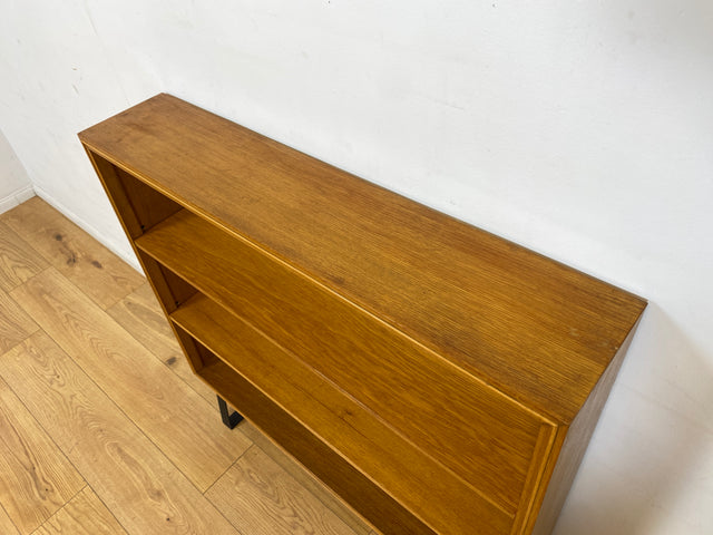 Hochwertiges Mid-Century Regal aus vollem Holz mit verstellb. Regalböden & neuen Metallfüßen