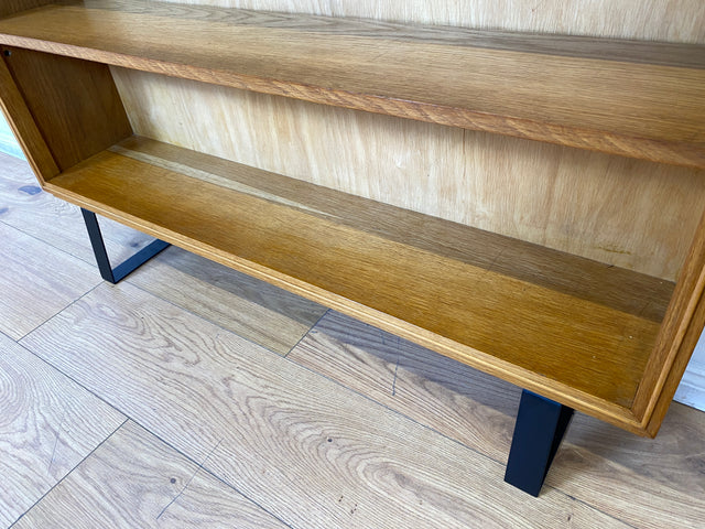 Stilvolles Mid-Century Regal aus vollem Holz mit verstellb. Regalböden & neuen Metallfüßen
