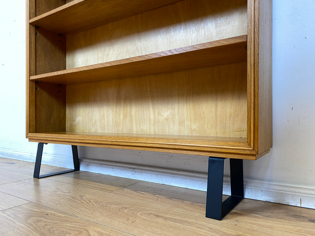 Stilvolles Mid-Century Regal aus vollem Holz mit verstellb. Regalböden & neuen Metallfüßen