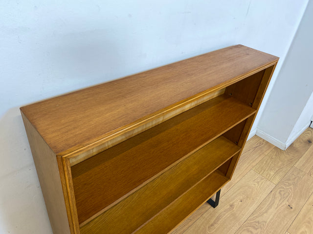 Stilvolles Mid-Century Regal aus vollem Holz mit verstellb. Regalböden & neuen Metallfüßen