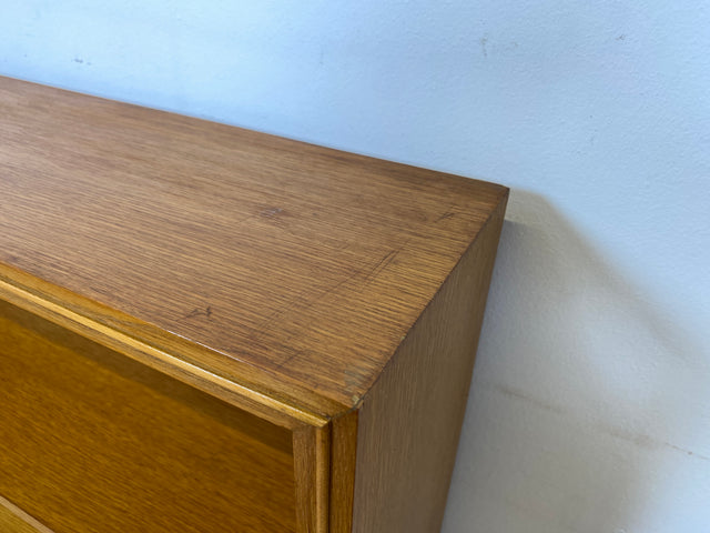 Stilvolles Mid-Century Regal aus vollem Holz mit verstellb. Regalböden & neuen Metallfüßen