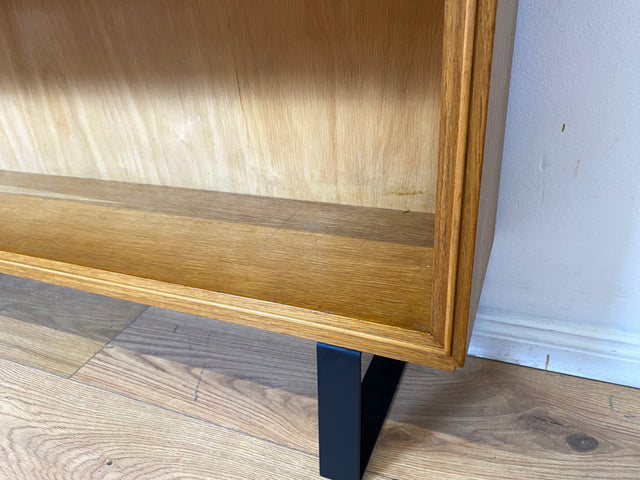 Stilvolles Mid-Century Regal aus vollem Holz mit verstellb. Regalböden & neuen Metallfüßen
